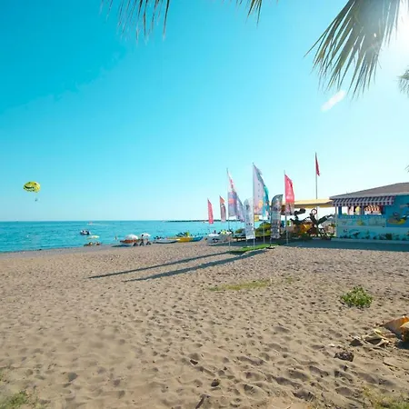 Lovely Three Bedroom House Near A White Sandy Beach Casa de Férias *
